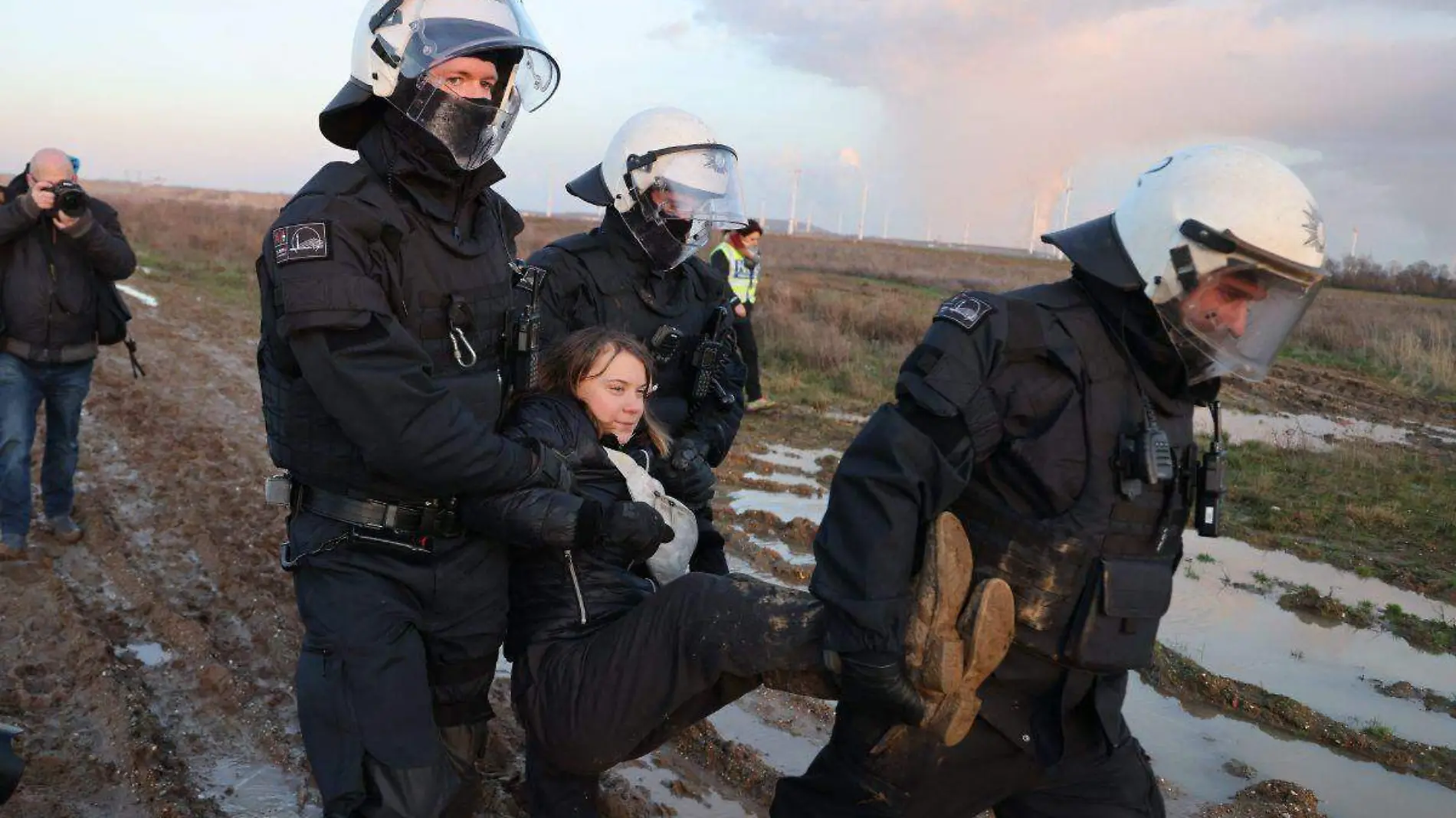 Detienen a Greta Thunberg en Alemania por protestar contra mina de carbón 